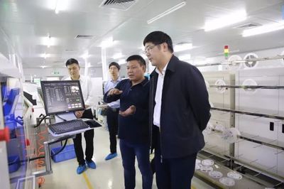 縣委書記胡劍飛赴深圳考察一束光科技，聚焦電子產品研發